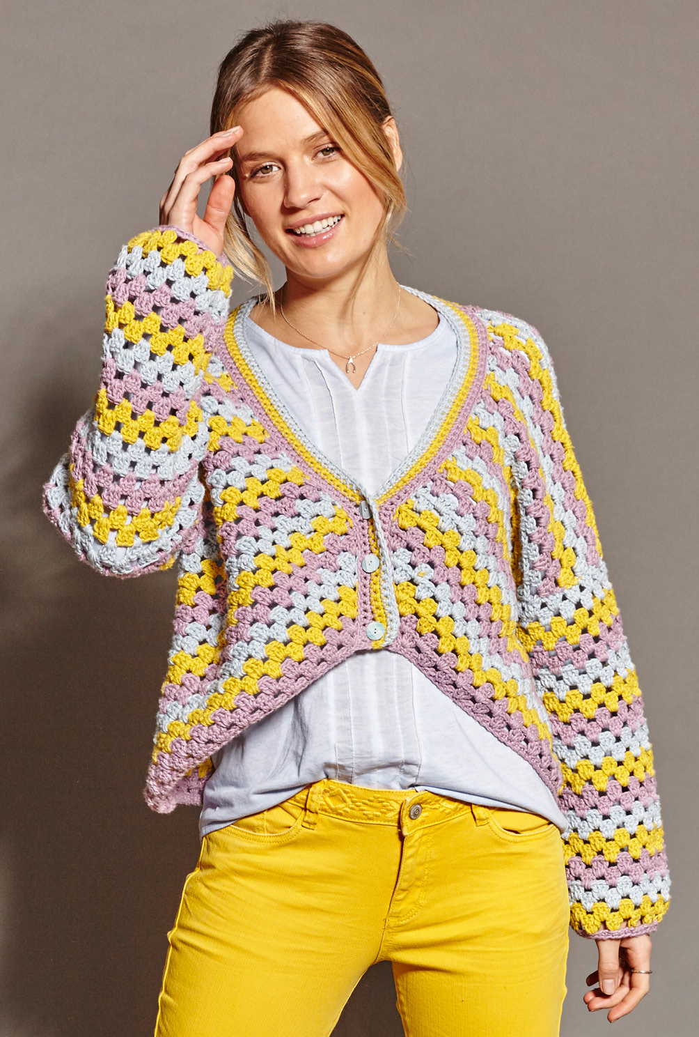 Modellansicht Bild 3: Dreifarbiger Cardigan im Retro-Look
