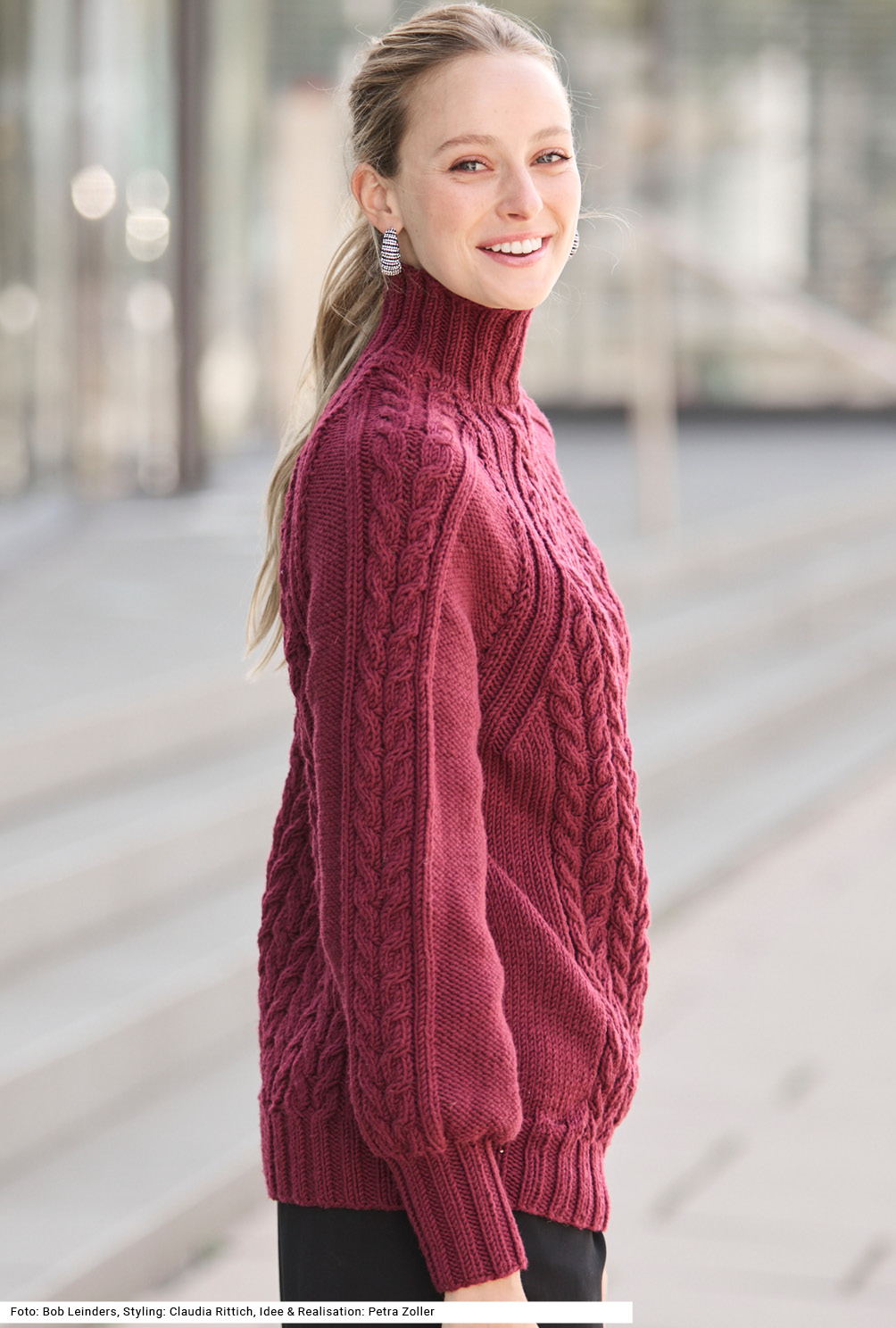Modellansicht Bild 4: Zopfpulli mit Stehkragen