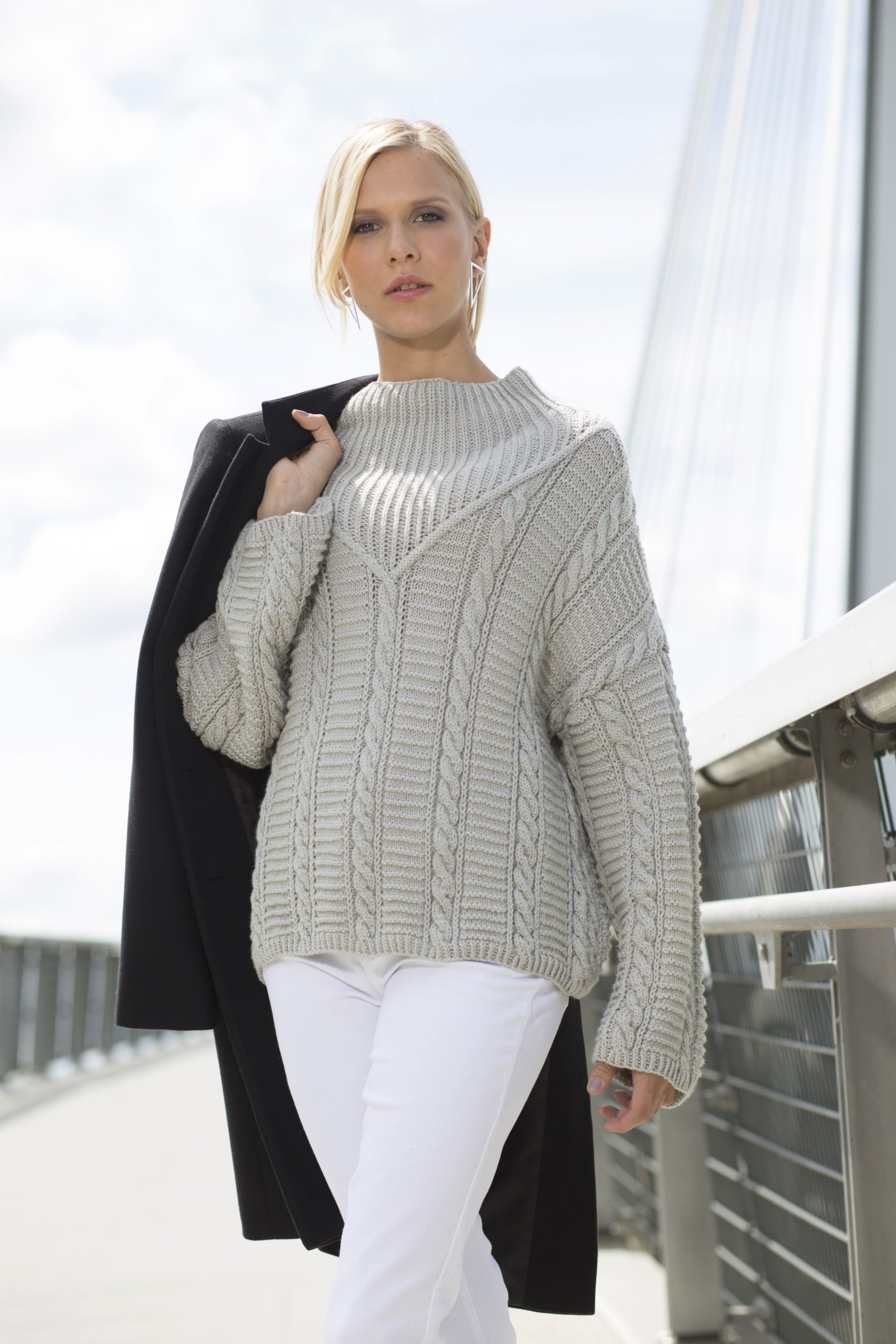 Hellgrauer Pulli mit Zopf-Rippen