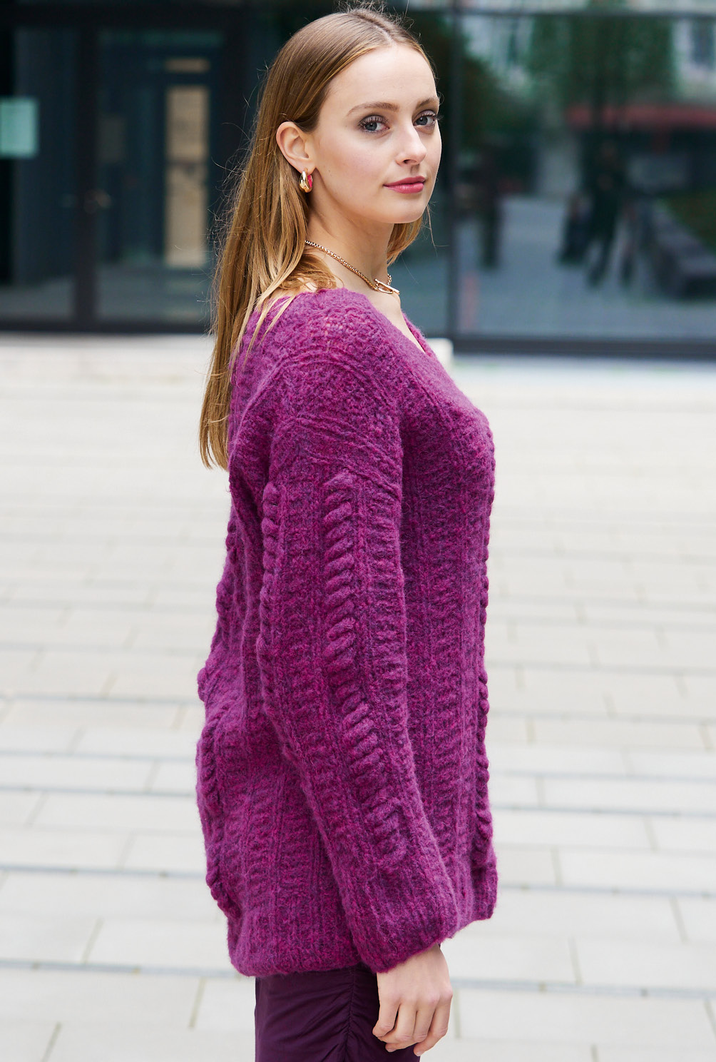 Modellansicht Bild 7: Pflaumenfarbener Pulli mit V-Ausschnitt
