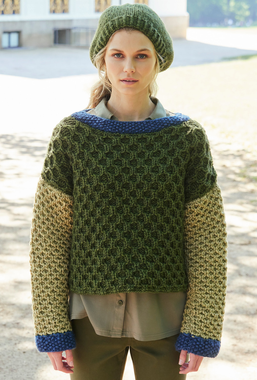 Modellansicht Bild 4: Pulli in Moos- und Lindgrün und Baskenmütze in Moosgrün