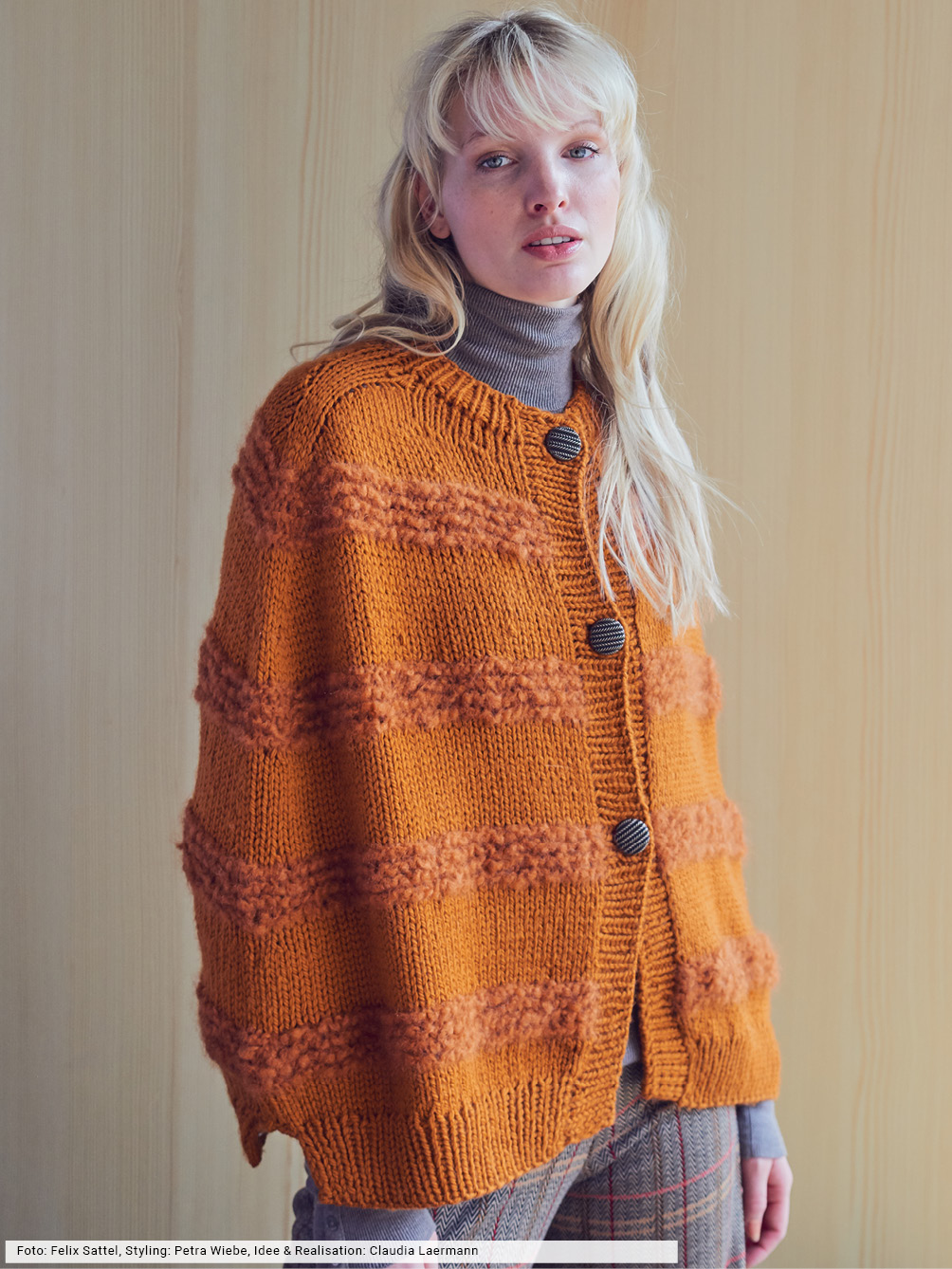 Modellansicht Bild 1: Poncho in Streifenoptik und Knöpfen