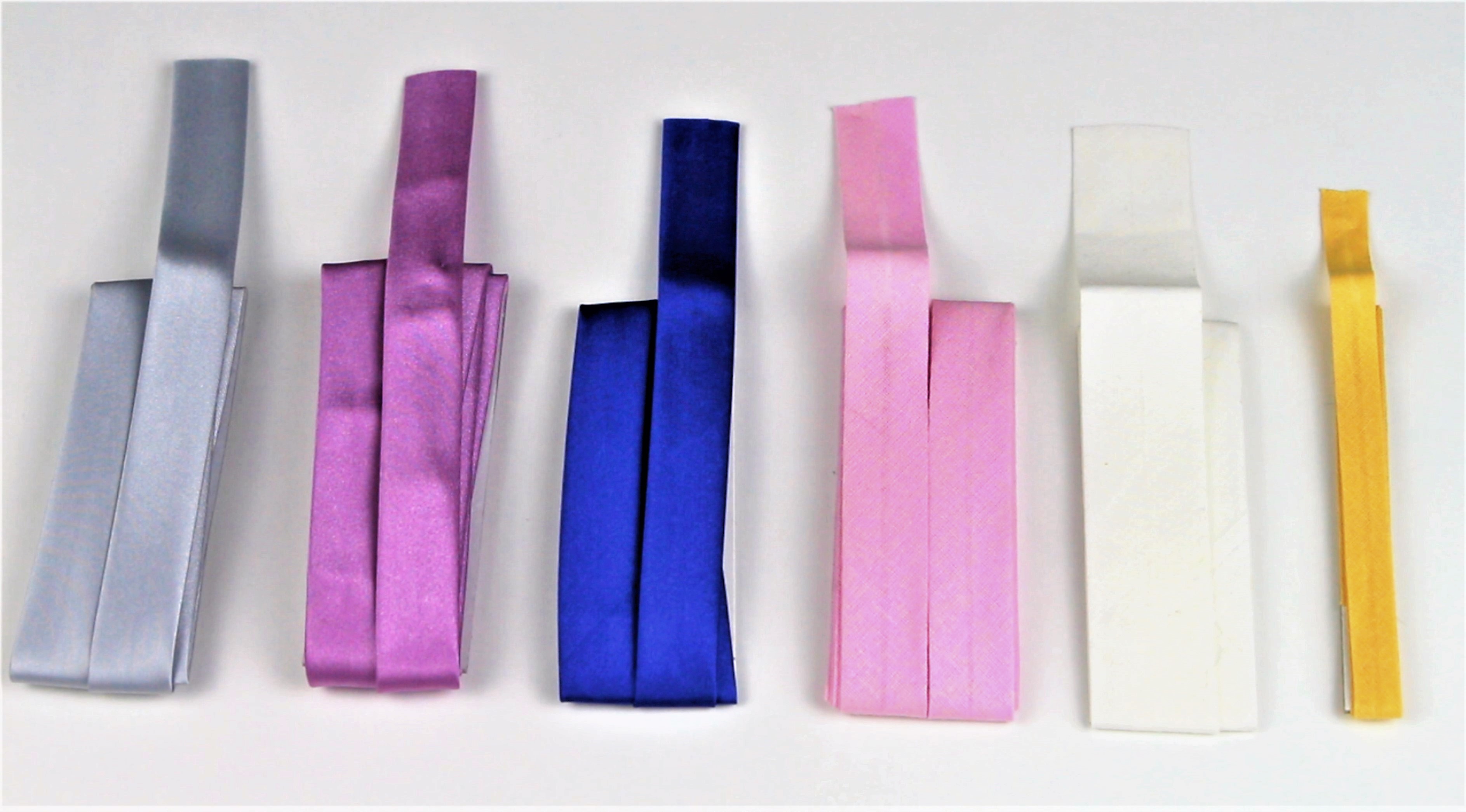 Vielseitige, handgemachte Stoffbänder in leuchtendem Silber, Pink, Blau, Rosa, Weiß und Gelb.