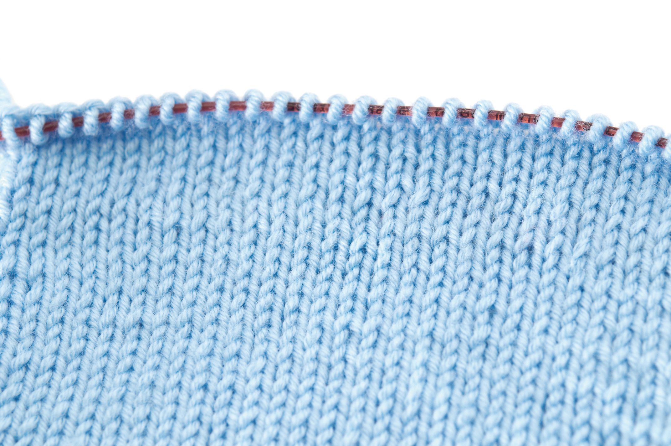 Helles, gleichmäßiges Zopfmuster in Blau, handgemacht, weiche Textur, ideal für DIY-Projekte.