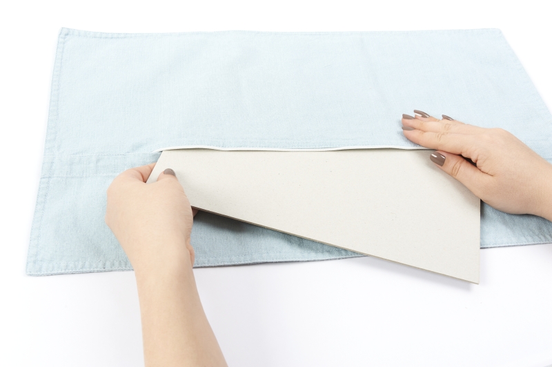 Hellblaues, handgearbeitetes Tischset, schlichtes Design. Dezente Nähte, ideal für Handarbeitsprojekte.