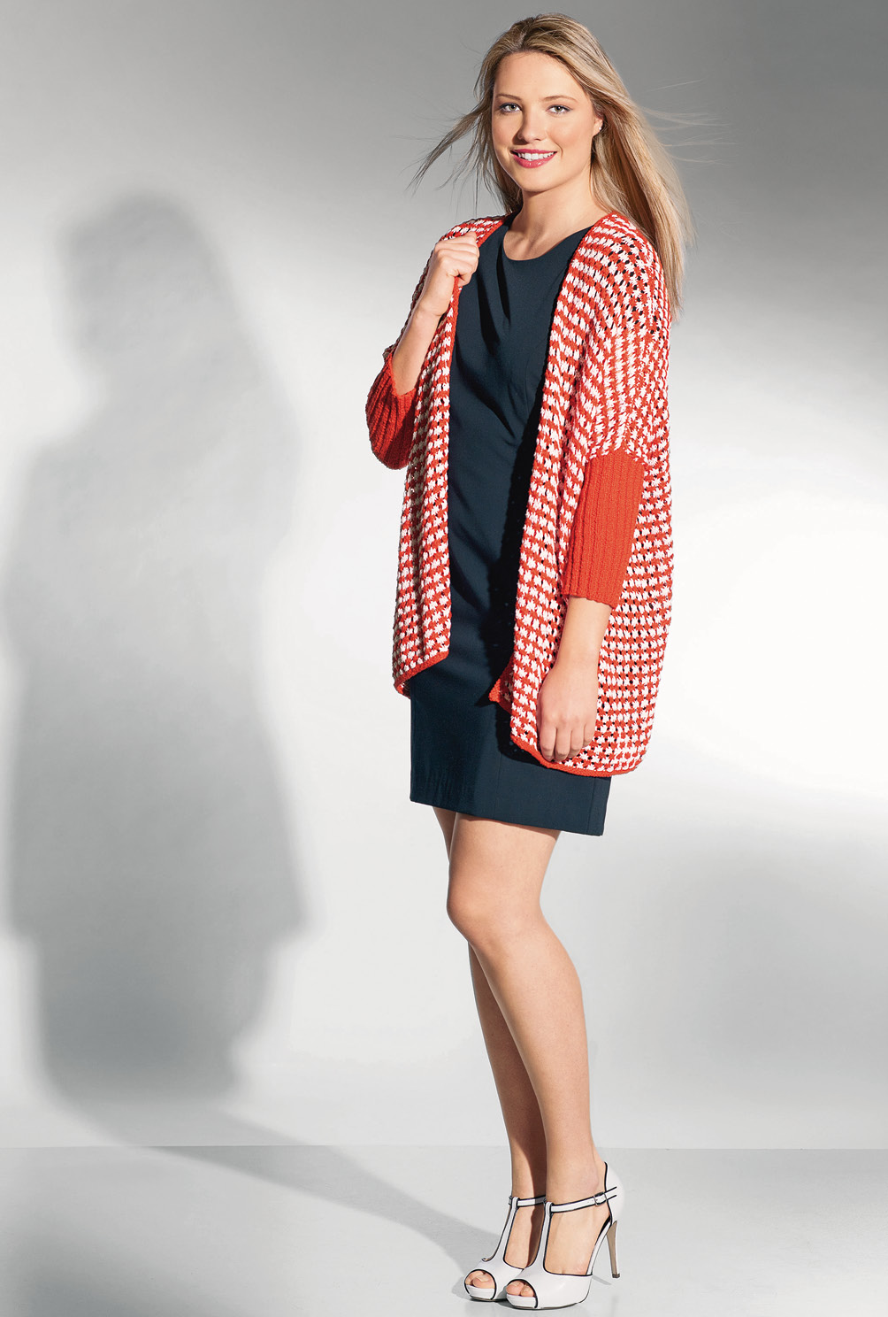 Modellansicht Bild 2: Gestreifte Oversize-Jacke mit rot-weißem Muster 