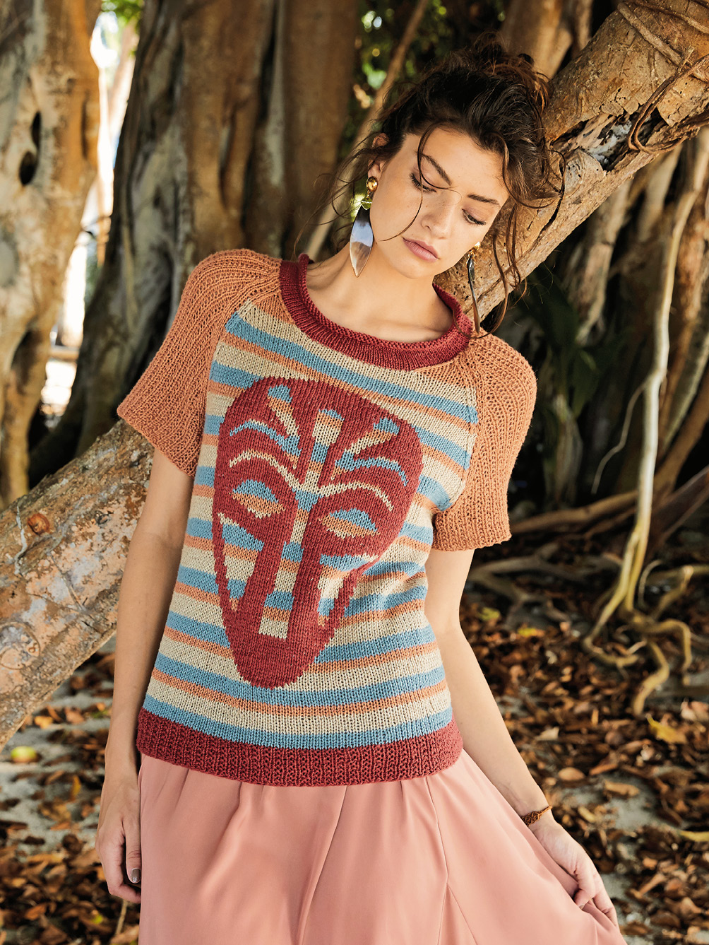 Modellansicht Bild 1: Shirt mit Streifen und aufgestickter Maske