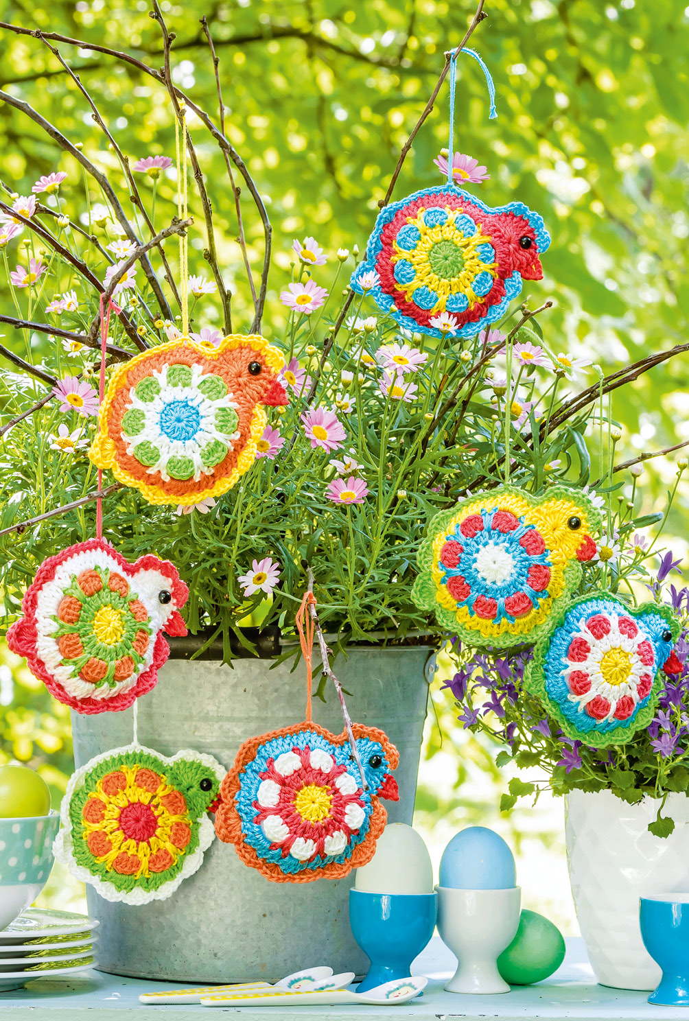 Modellansicht Bild 5: Kunterbunte gehäkelte Granny-Hühner-Anhänger und -Eierbecher
