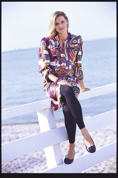 Farbenfrohes Muster-Kleid, geometrisch, modisch. Schwarze Leggings. Stilvoll und dynamisch.