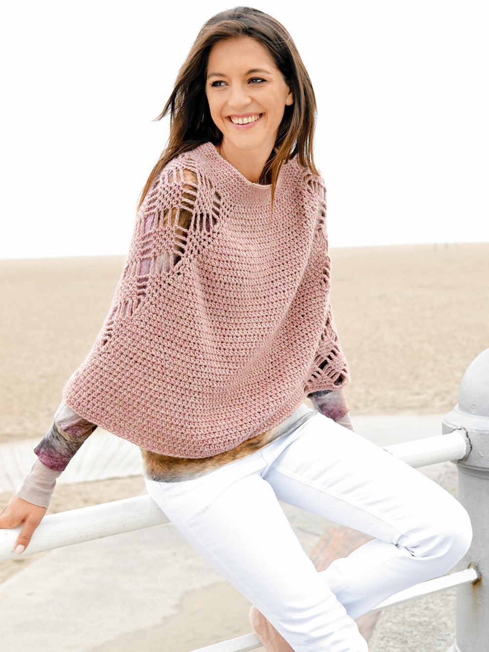 Gehäkeltes, hüftlanges Cape mit seitlichen Ajourmustereinsätzen Modellansicht Bild 1: Gehäkeltes, hüftlanges Cape mit seitlichen Ajourmustereinsätzen