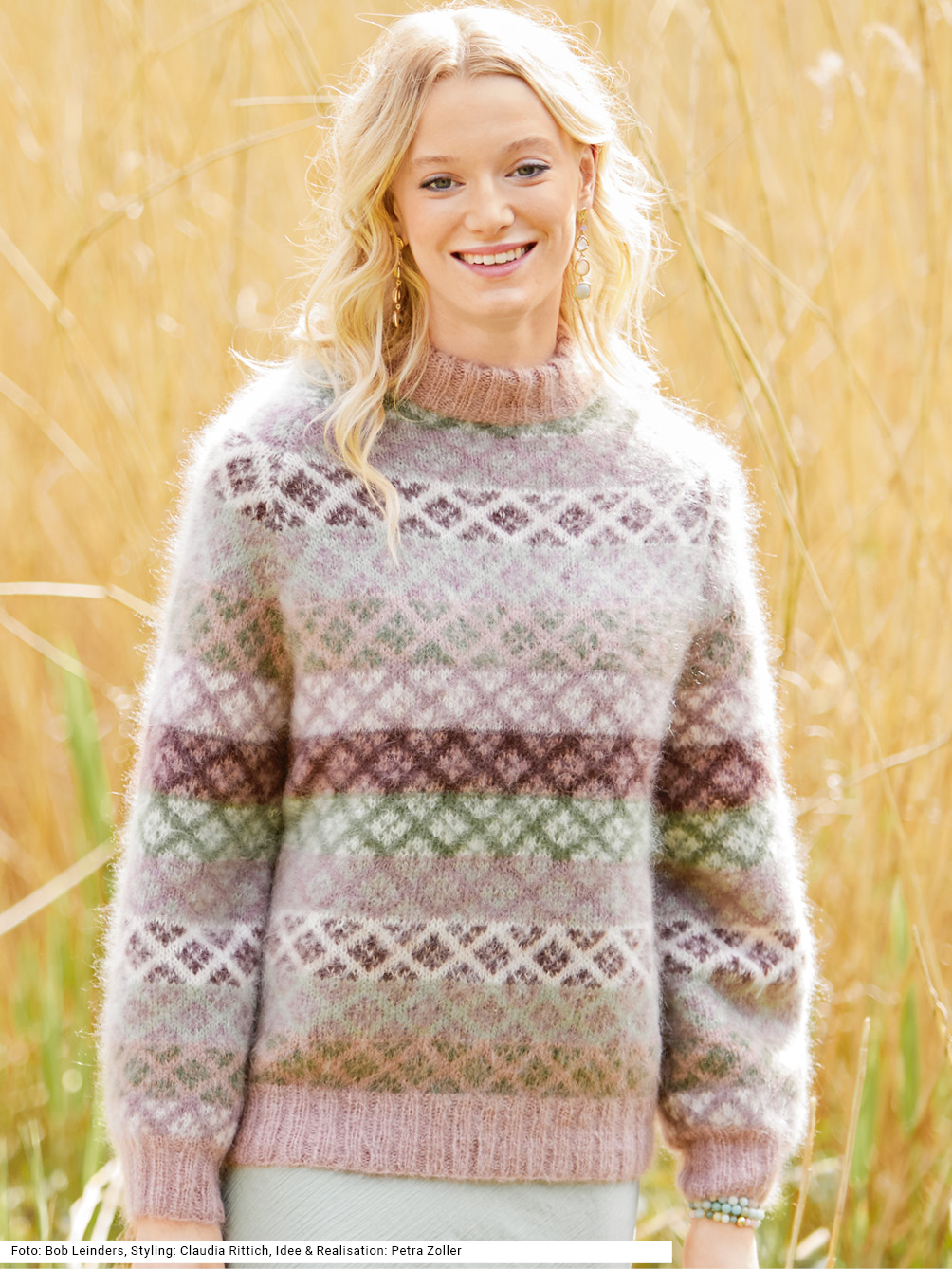 Modellansicht Bild 1: Raglanpullover mit Jacquardmuster in Rosa, Natur, Grün und Bordeaux