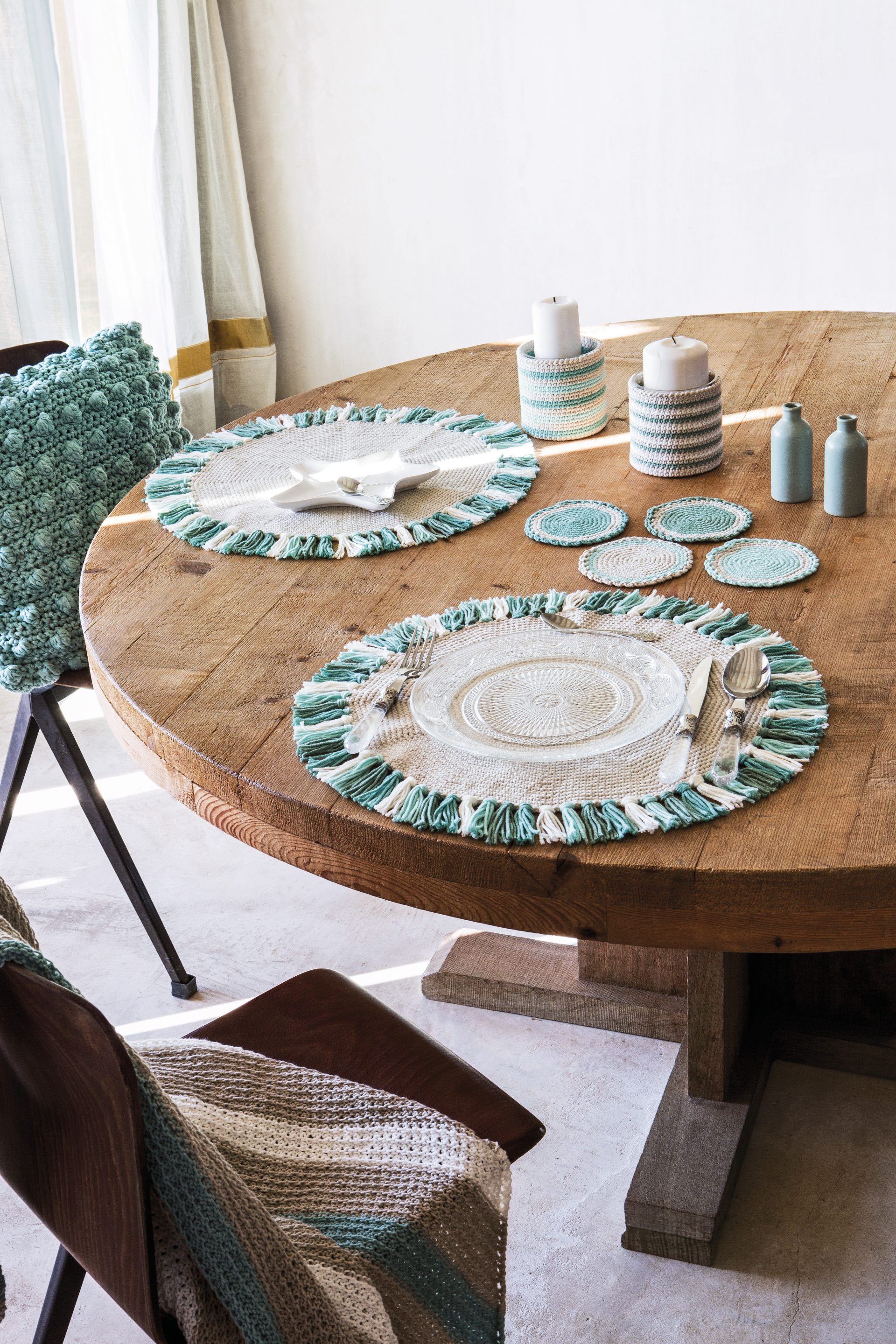 Handgemachte, gehäkelte Platzsets in Grün-Beige mit Fransenakzent; modisch, DIY-Chic.