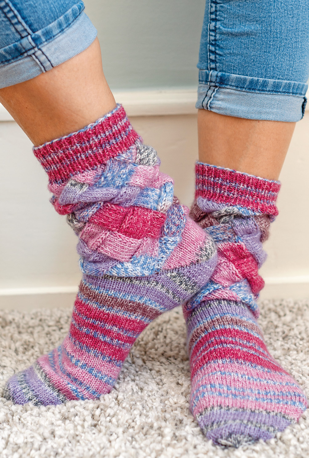 Gestrickte Flechtmustersocken in Beere-Mix