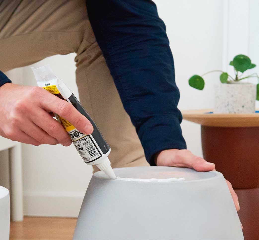 Beiger Chino, marineblaues Hemd, schlichte Eleganz. Modisch, alltagstauglich, handwerklich inspiriert.