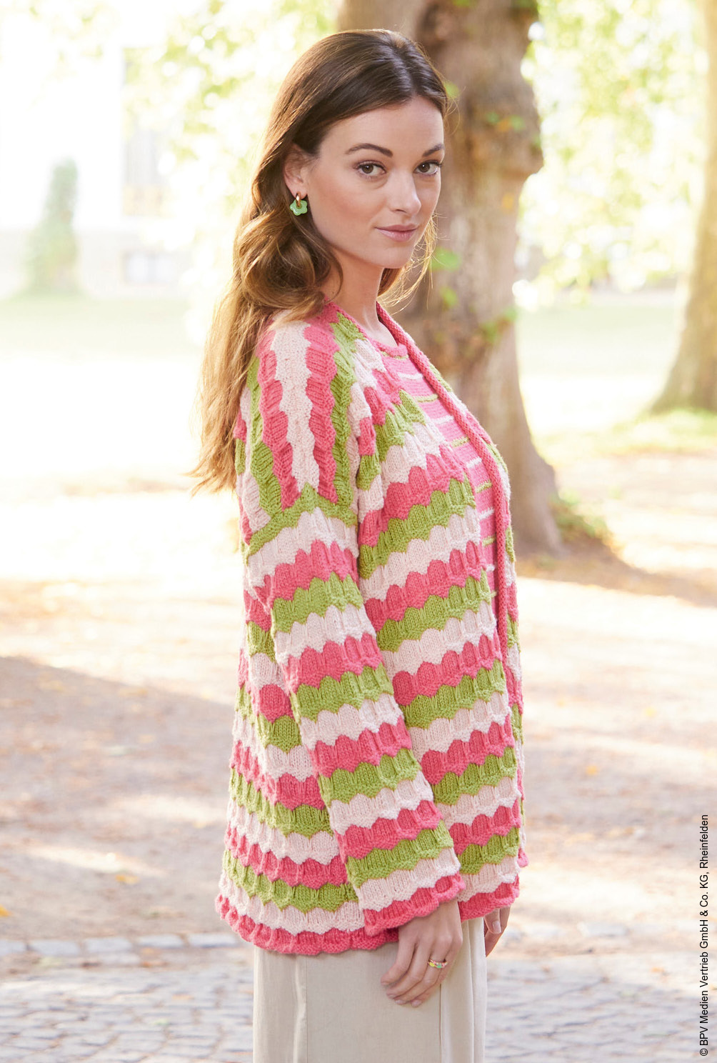 Modellansicht Bild 4: Ringeltop und Jacke mit Wabenmuster