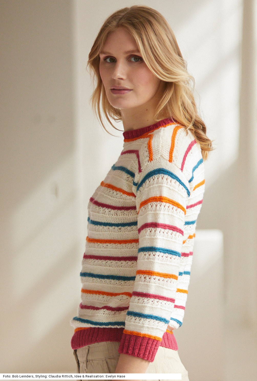 Modellansicht Bild 3: Weißer Pulli mit schmalen Streifen in Rot, Petrol und Orange