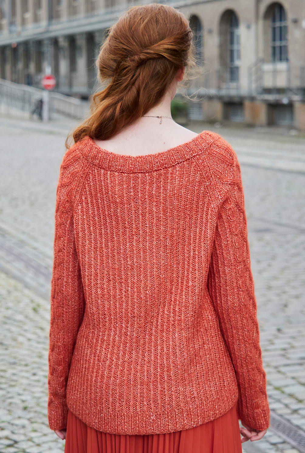 Modellansicht Bild 8: Raglanpulli mit Flechtmuster