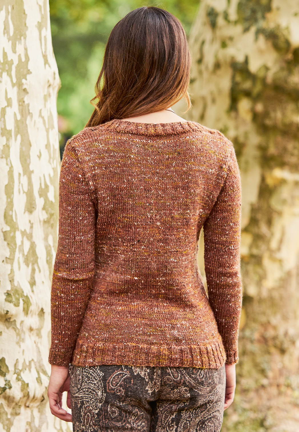 Klassischer Pullover mit Zopfmuster, erdigen Farbtönen und Tweed