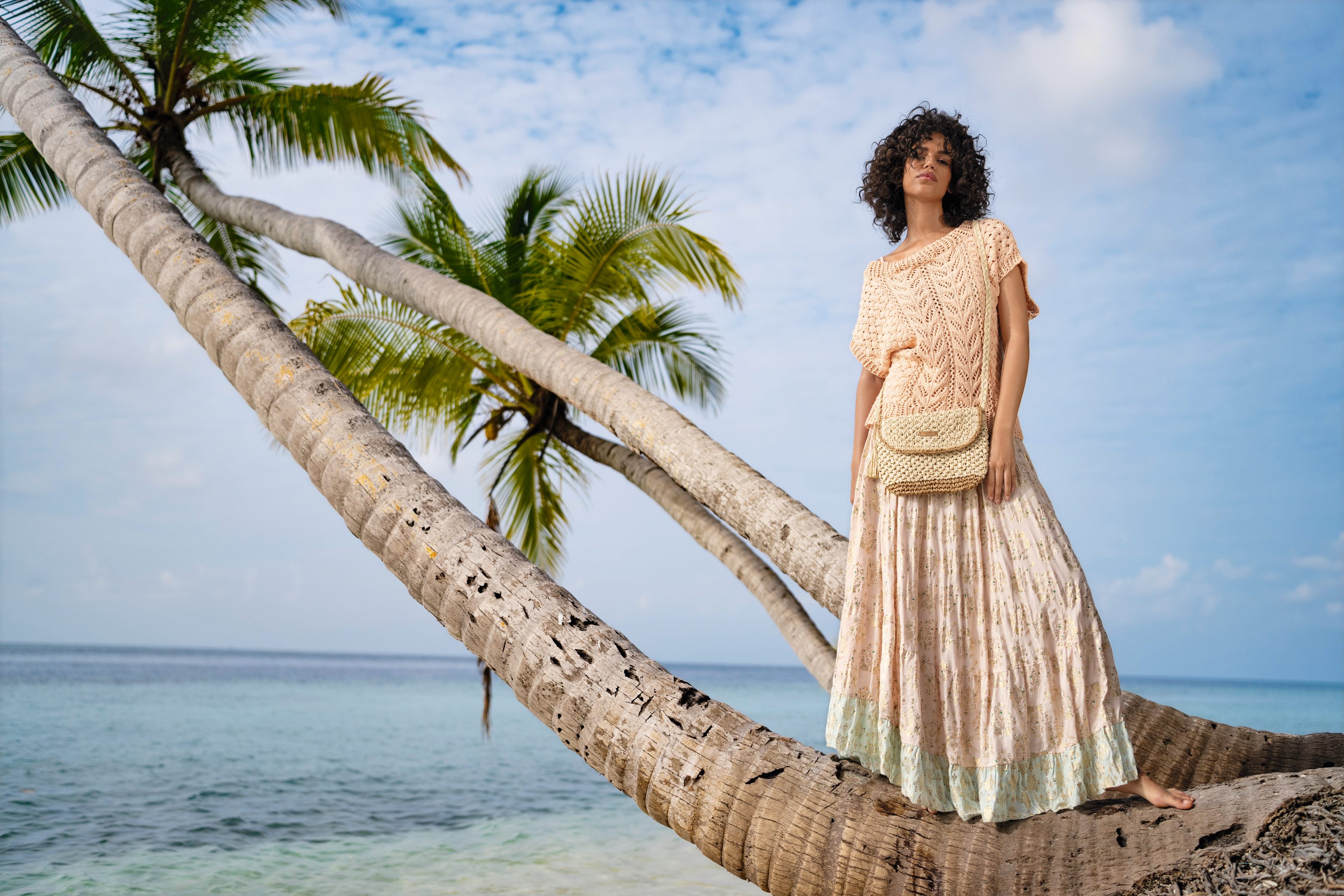 Handgemachter, pfirsichfarbener Stricktop, gemusterter Maxirock, beige Tasche. Boho-Style, natürlich, luftig.