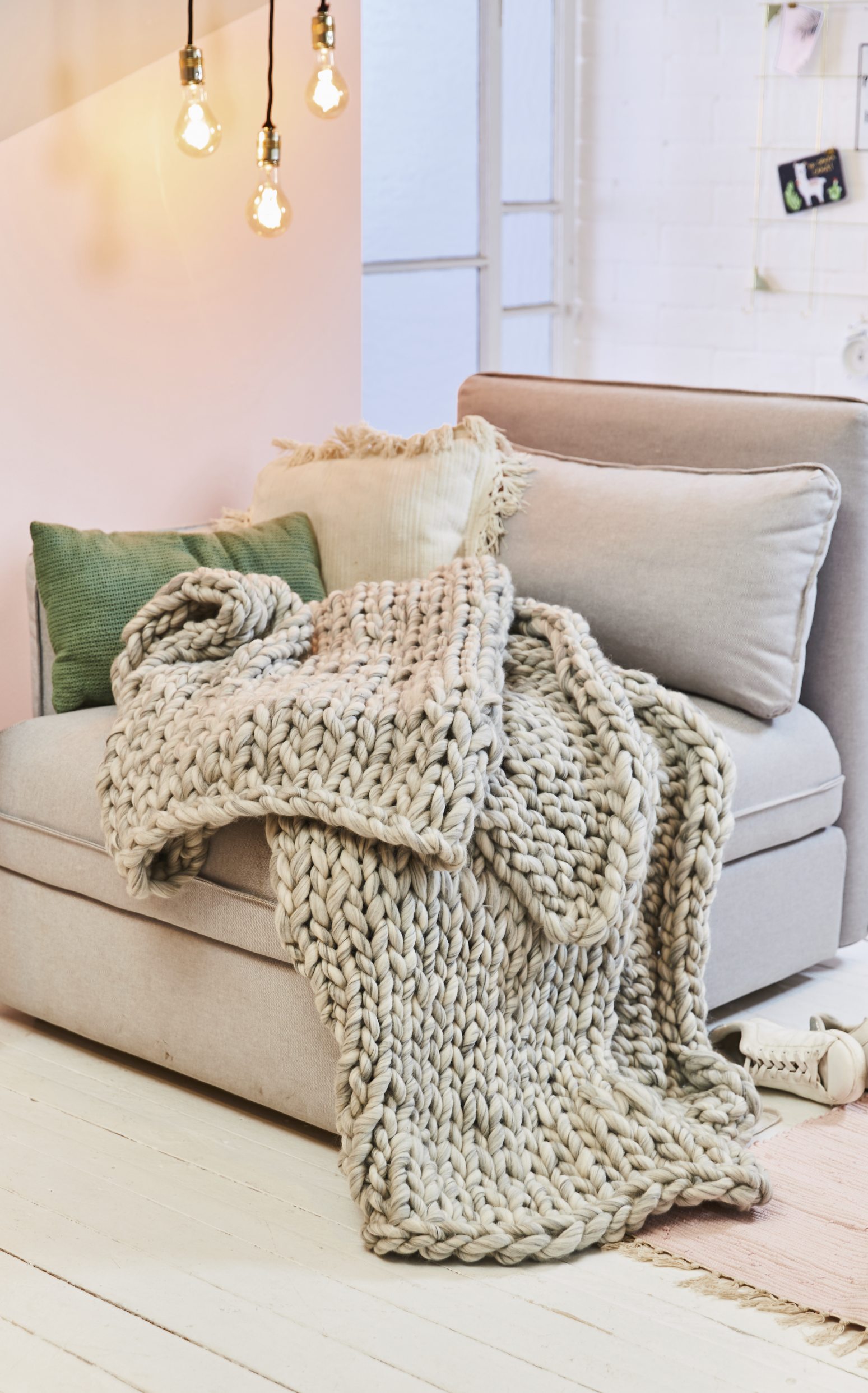 Grobe, handgemachte Strickdecke in Beige; modisch, gemütlich; perfekt für ein stilvolles Interieur.