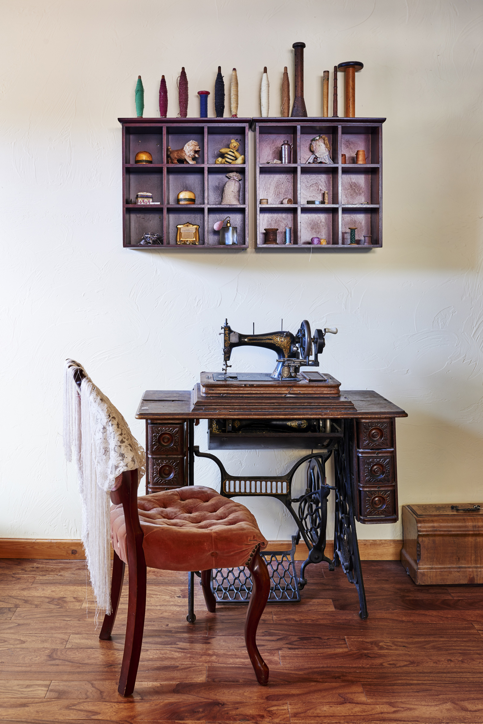 Antike Nähmaschine, filigran graviert. Samtstuhl mit Spitze. Retro-Muster. Handarbeit, DIY Charme.