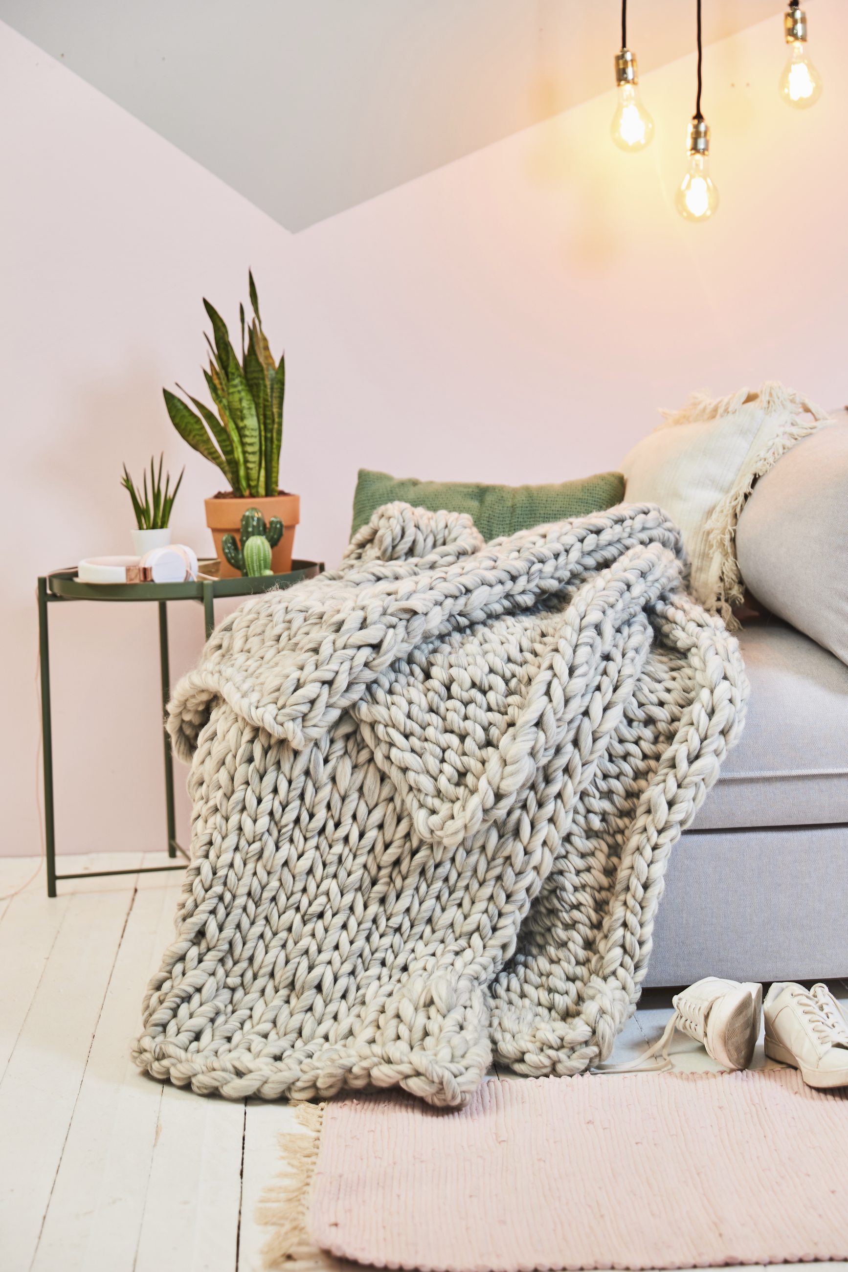 Großmaschige, cremefarbene Decke, handgestrickt. Modisch, diy, ideale Kuschelatmosphäre.
