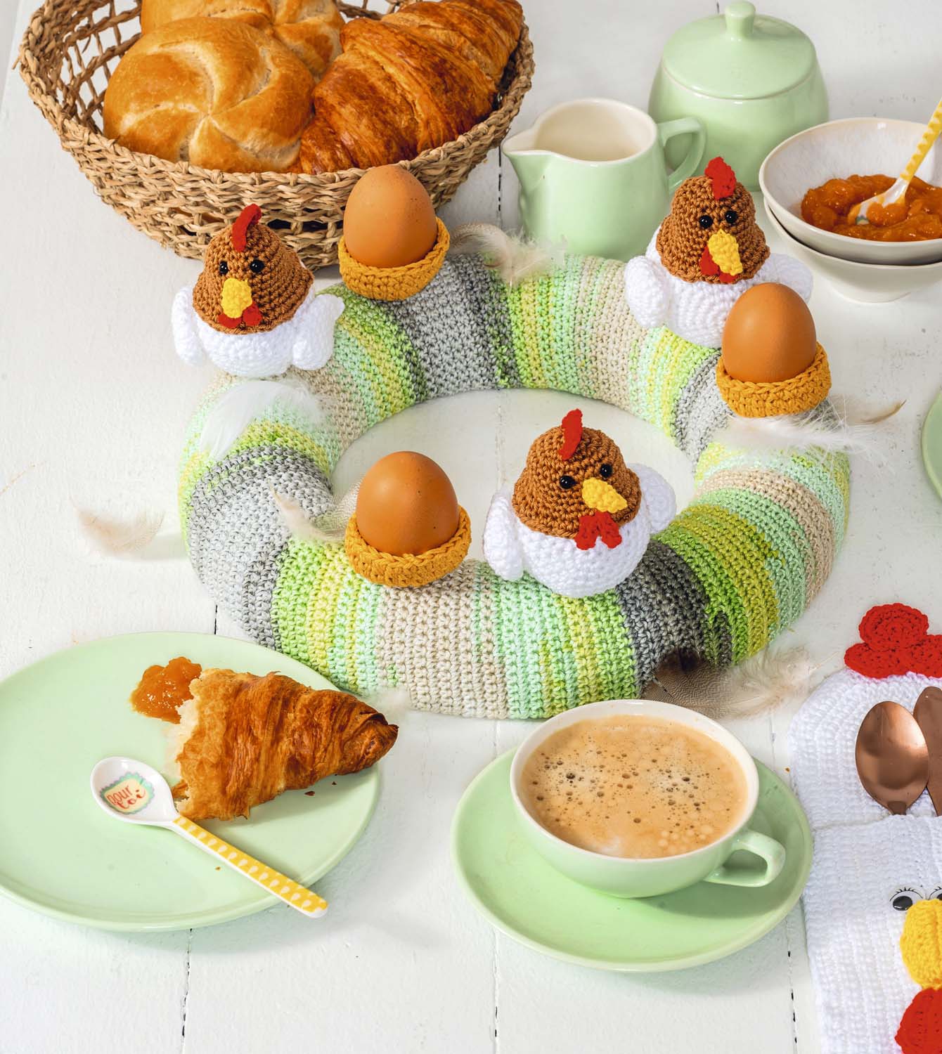 Handgemachte, bunte Hühner-Eierwärmer in grün-gelben Tönen, modisch und detailreich verziert.