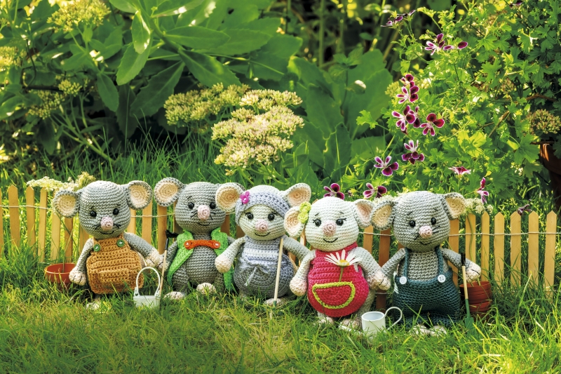 Handgemachte Mäuse in bunten, gehäkelten Outfits, liebevoll gestaltet mit Details und Accessoires.