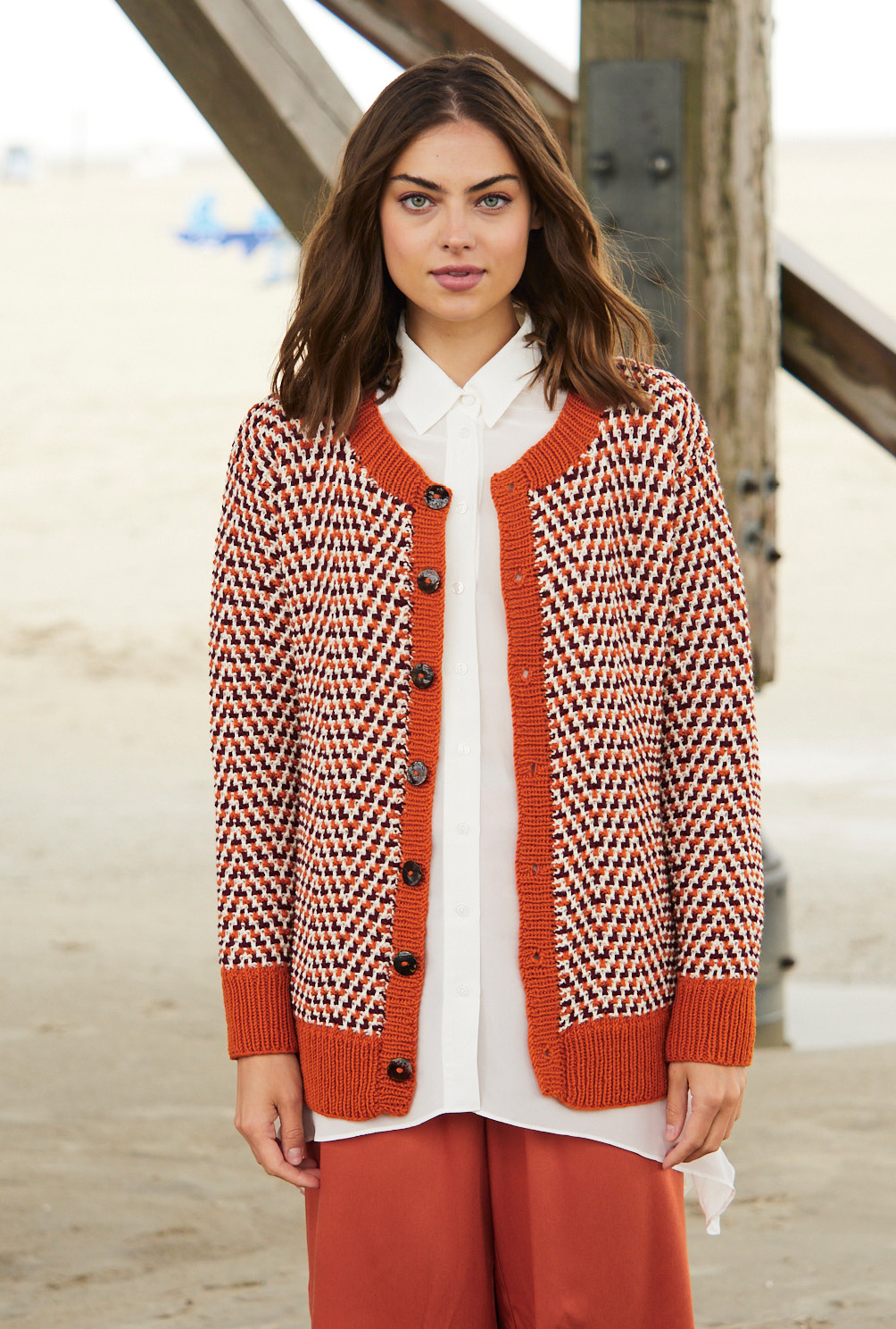 Modellansicht Bild 2: Jacke mit Hebemaschenmuster in Terracotta, Natur und Bordeaux