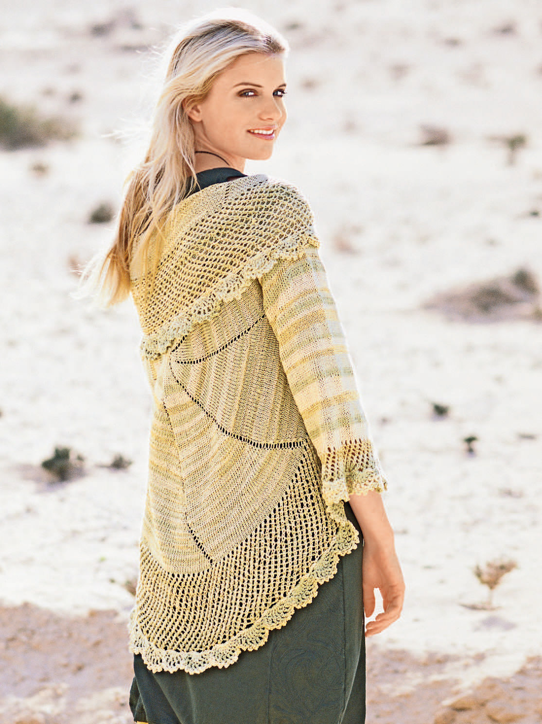 Helles, selbstgemachtes Strickmuster mit Streifen. Modischer, langer Schnitt mit eleganter Spitze.