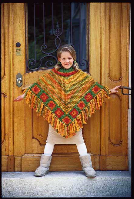 Häkelponcho in Orange, Grün und Rot mit Fransen. Modisch, handgemacht, detailliertes Muster. DIY Flair.