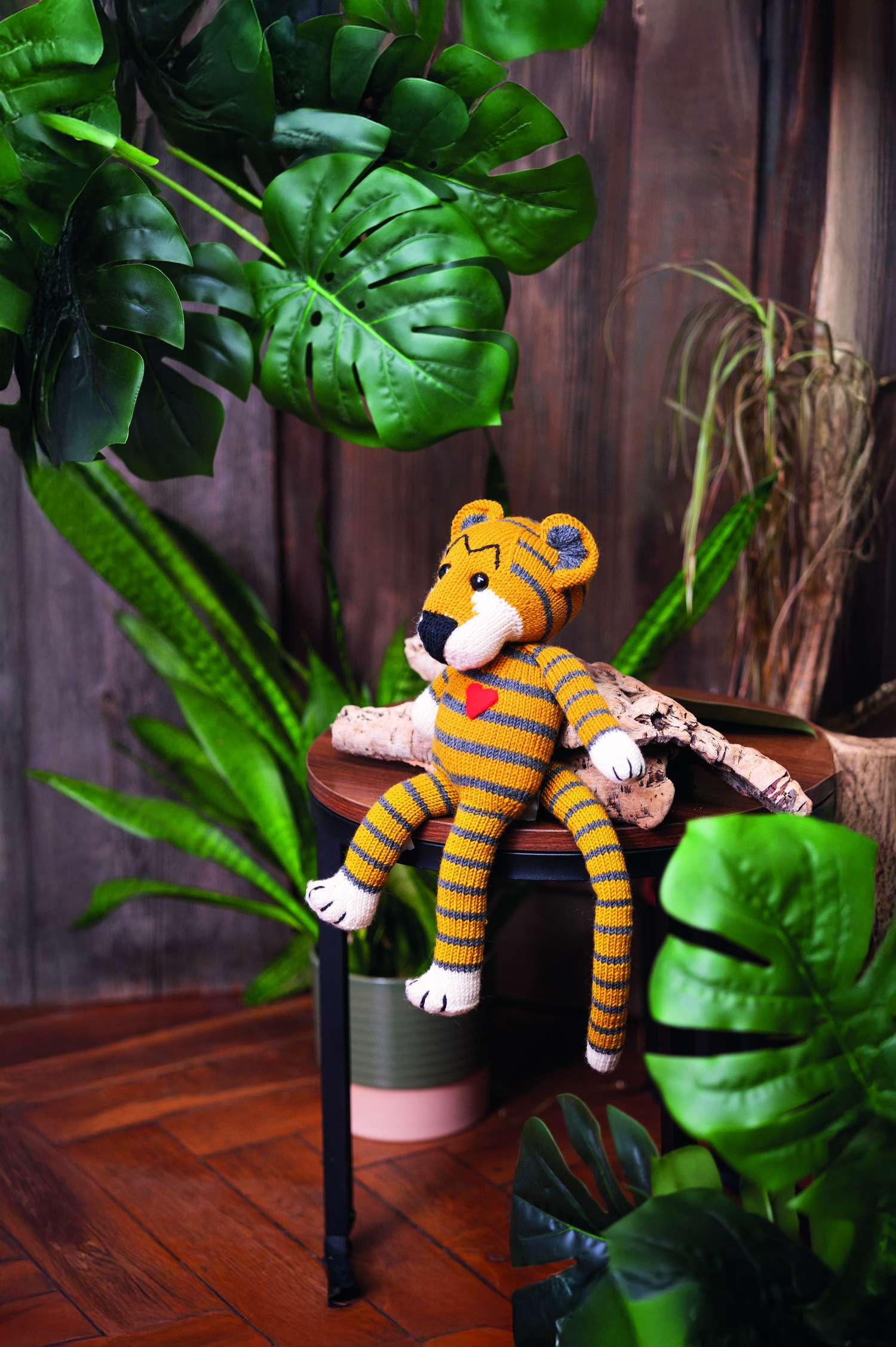 Handgemachter Tiger: Gelb gestreift, rotes Herz, verspieltes DIY-Design, weiche Textur.