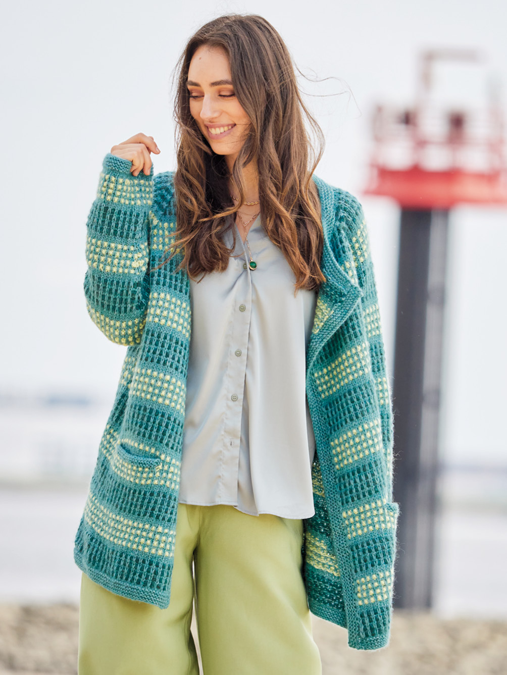 Modellansicht Bild 1: Raglanjacke mit Hebemaschen in verschiedenen Grüntönen