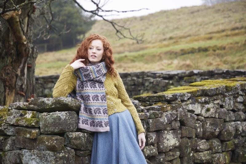 Modischer Schal mit abstraktem Muster, gelbe Strickjacke, blauer Rock. Handarbeit, rustikaler Charme.