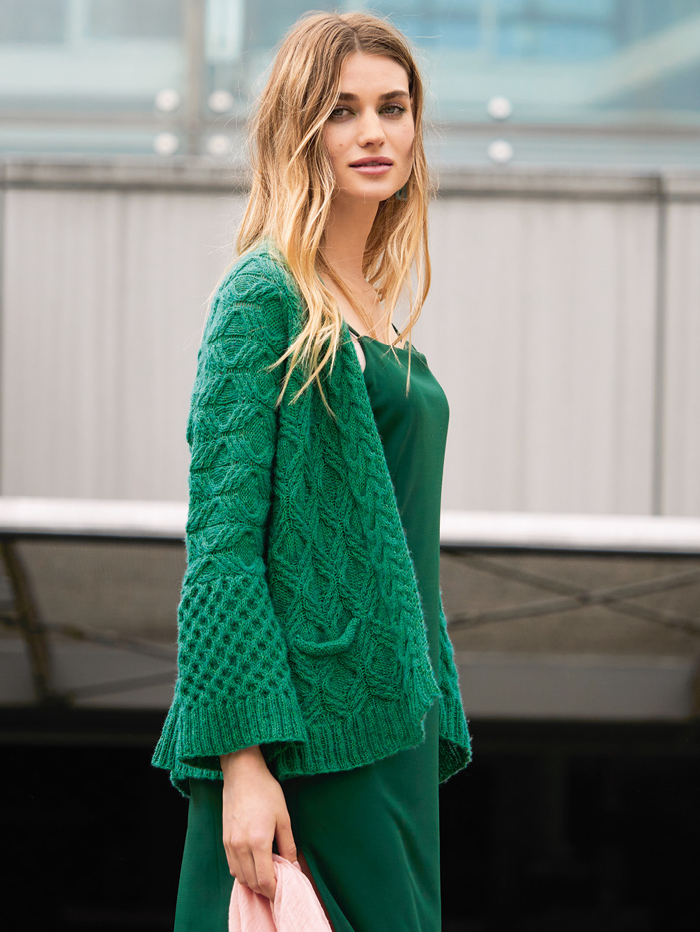 Modellansicht Bild 1: Grüne Jacke im Mustermix