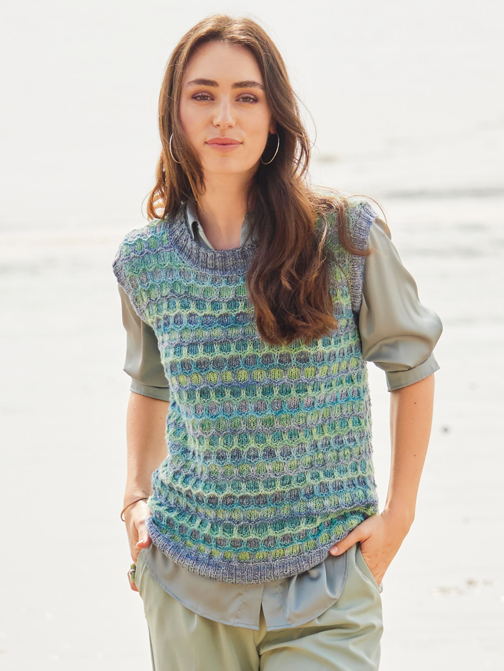 Modellansicht Bild 1: Pullunder mit Hebemaschenmuster in Grün, Türkis und Lilatönen