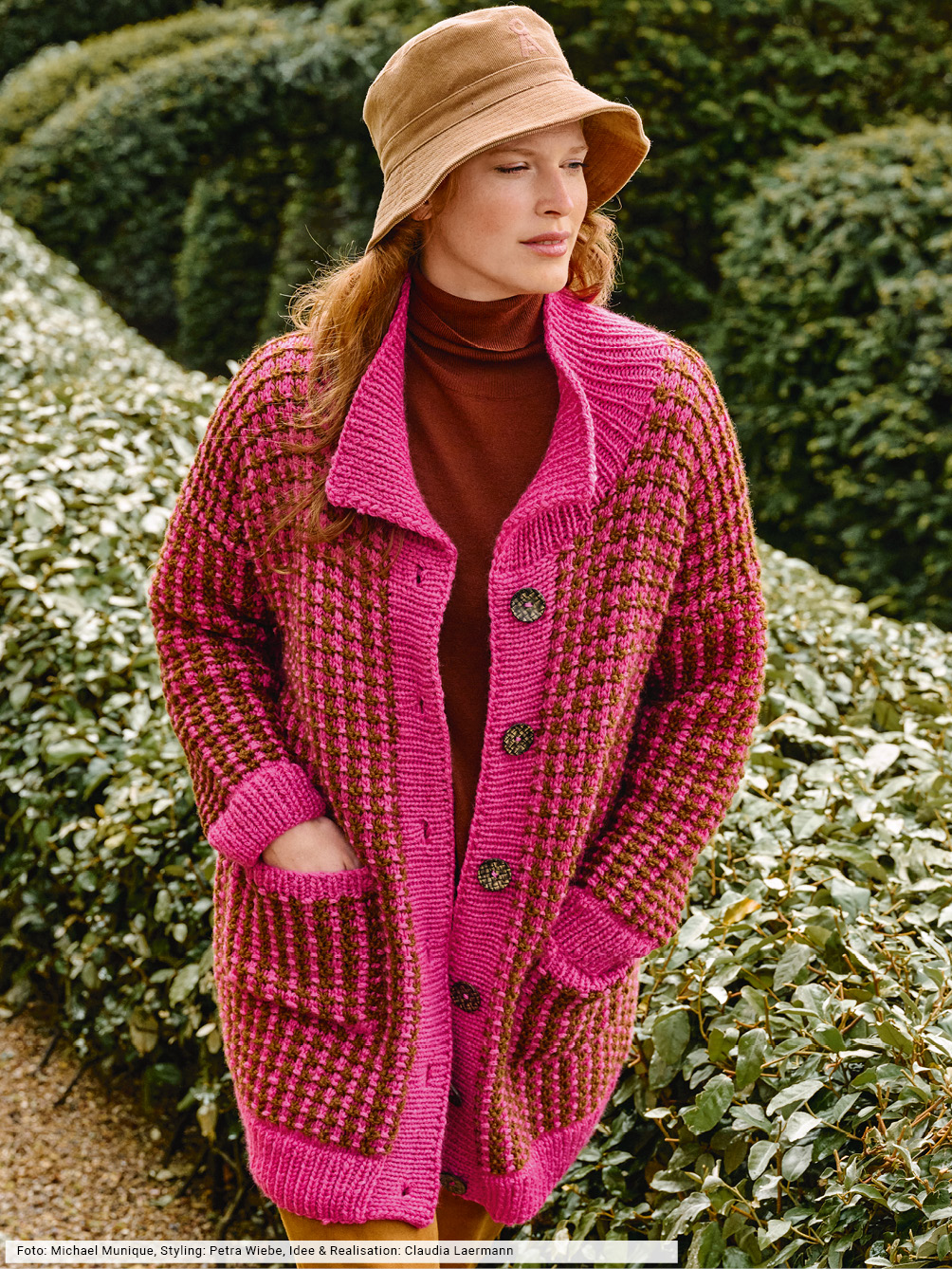 Modellansicht Bild 1: Jacke im Hebemaschenmuster