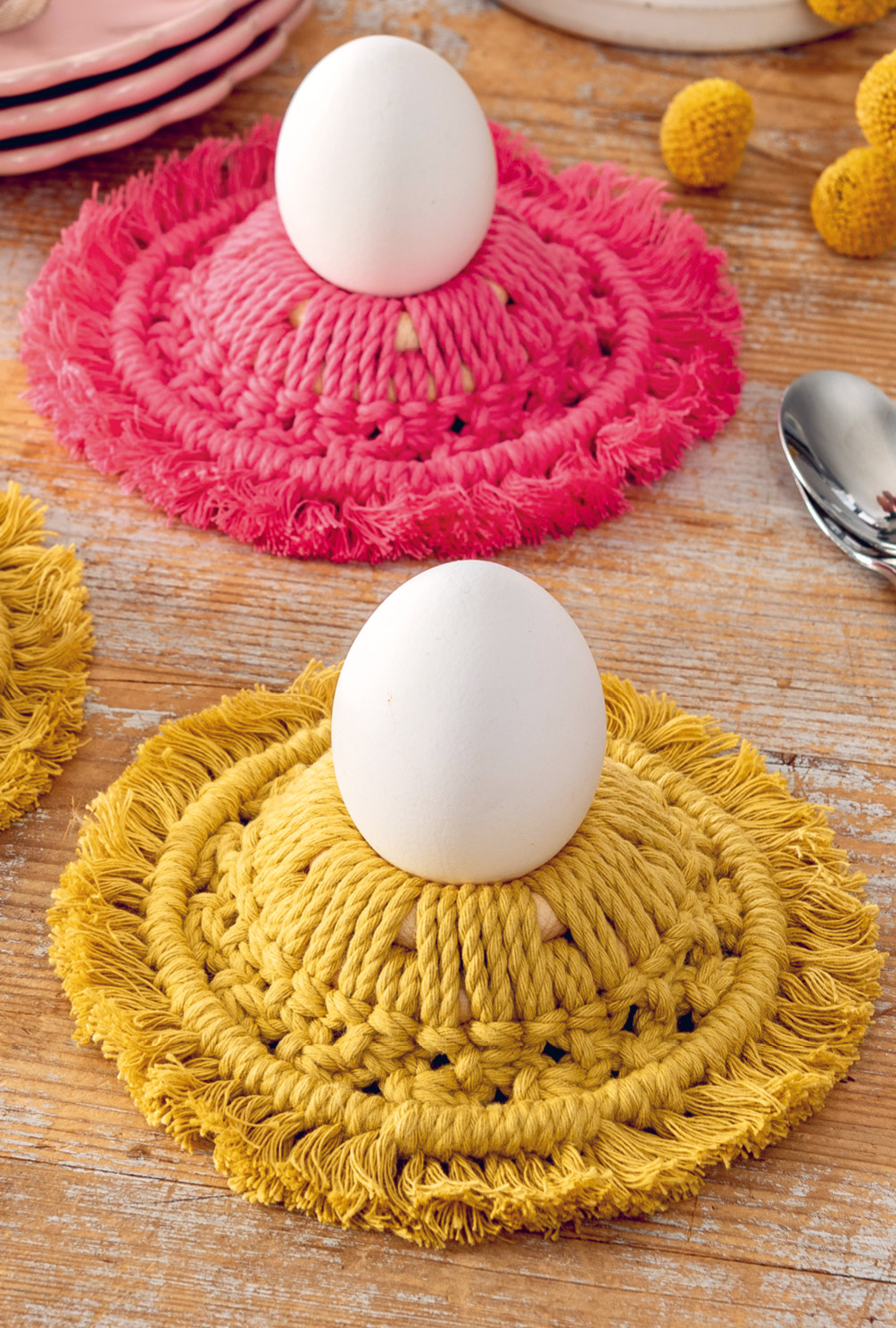 Modellansicht Bild 6: Makramee-Set aus Eierbechern und Tischset in Pink, Flieder und Gelb