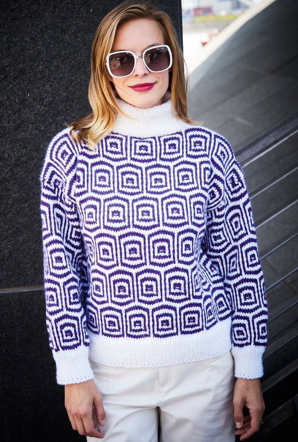 Modellansicht Bild 2: Pulli mit Rollkragen in Weiß und Lila