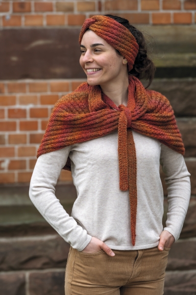 Handgemachtes Wollset: braun-rotes, gestreiftes Stirnband und Cape, modisch und gemütlich für die kalte Jahreszeit.