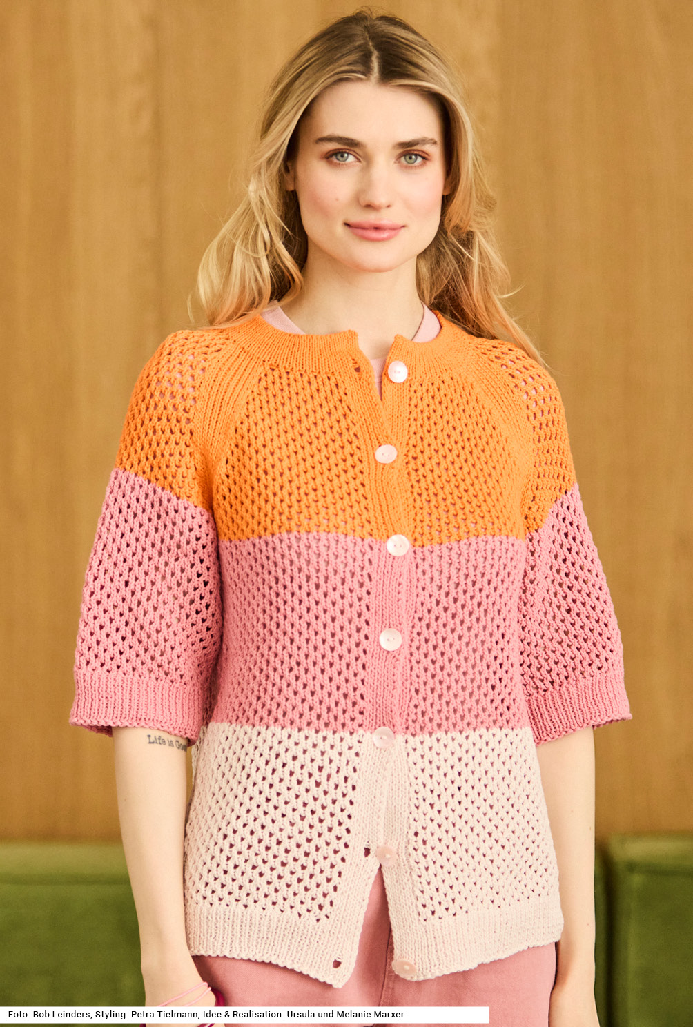 Modellansicht Bild 2: Jacke mit Lochmuster