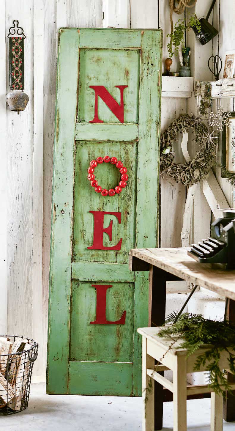 Grün-rote Tür, DIY-Stil, rustikaler Chic, 'NOEL' rot hervorgehoben.