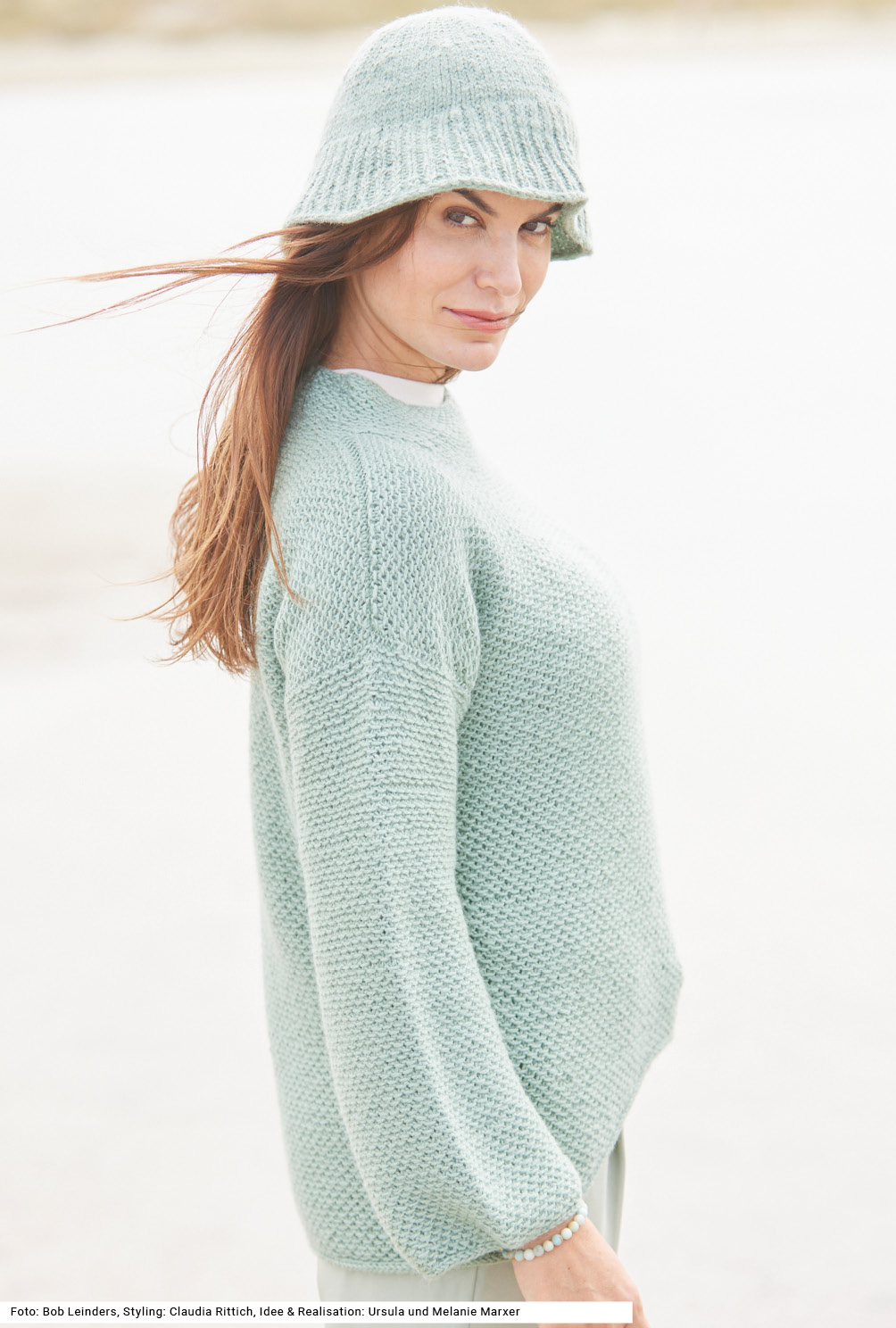 Modellansicht Bild 4: Pulli und Hut mit Schlingenmuster in Graugrün