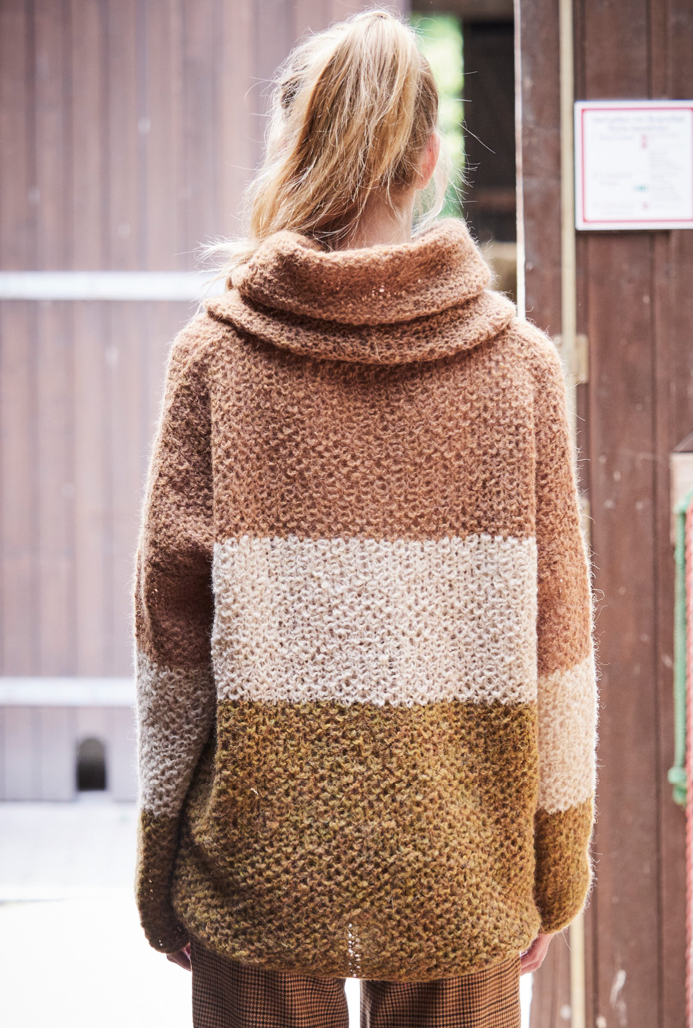 Pulli mit Blockstreifen und Loop in Curry, Sand und Braun