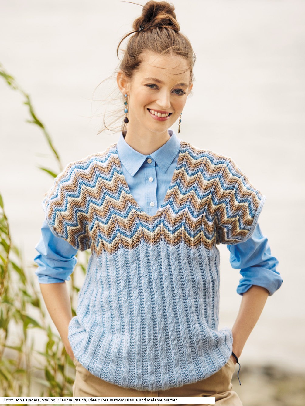 Modellansicht Bild 1: Pullunder mit Zackenpasse in Hellblau, Jeansblau, Grau, Natur, Taupe und Kamelbraun