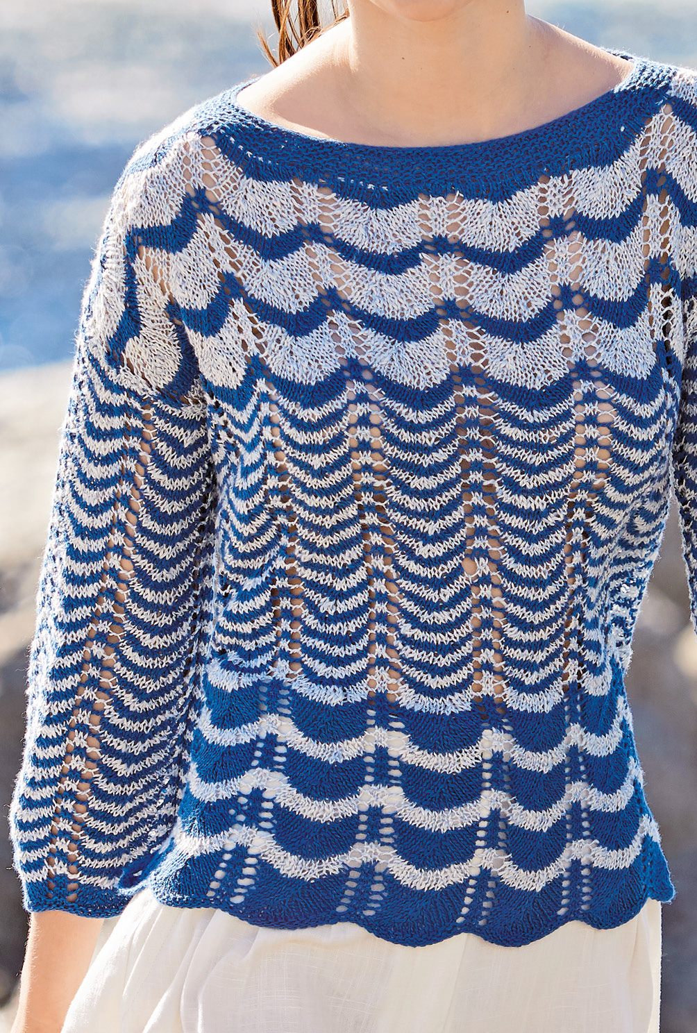 Modellansicht Bild 4: Sommerlicher Strickpulli in fein gestreiftem Wellenmuster