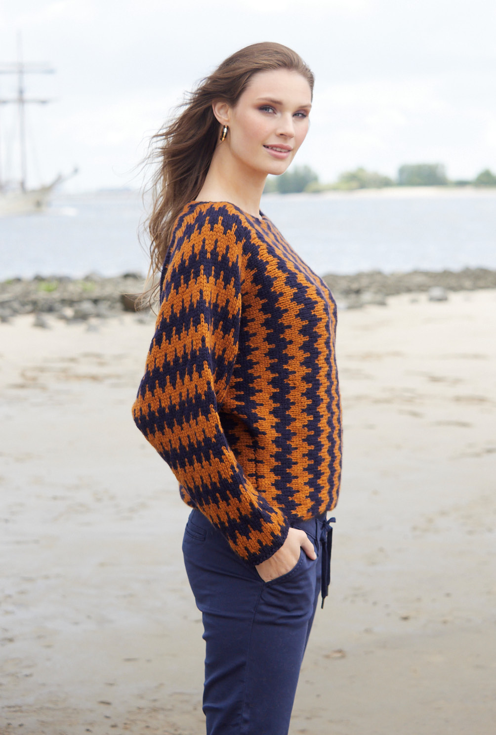 Pulli mit Jacquardmuster in Cognac-Braun und Dunkelblau