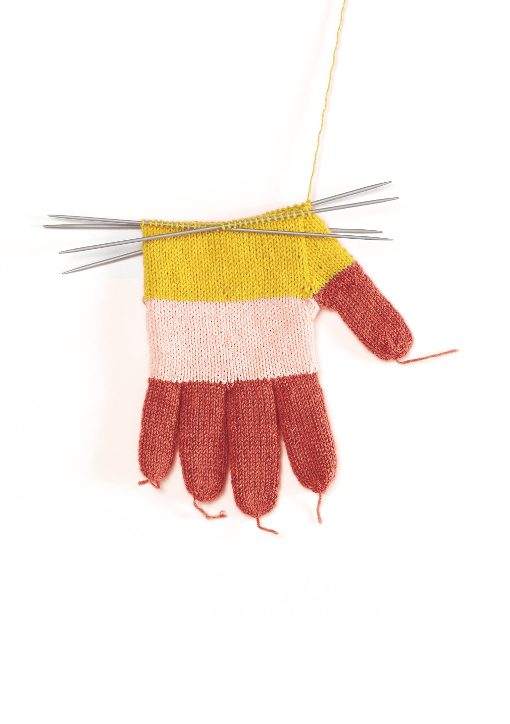 Bunter, handgemachter Handschuh im Streifenmuster: Rot, Rosa, Gelb. DIY, Stricknadeln sichtbar.