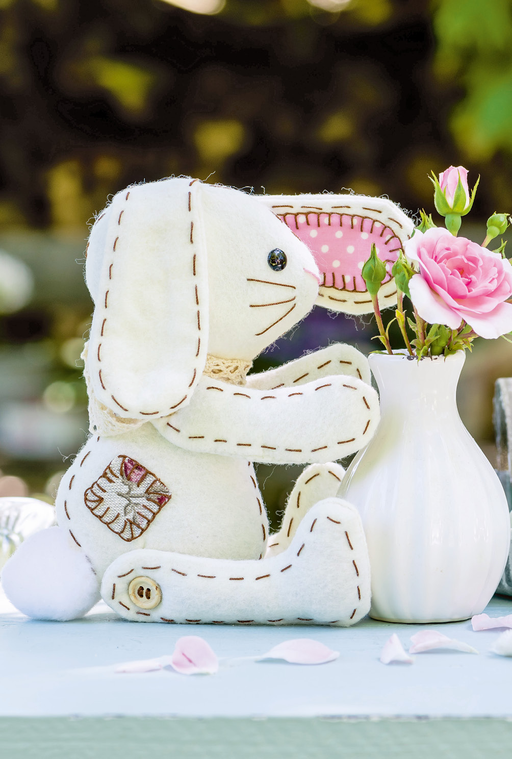 Modellansicht Bild 3: Genähter Schriftzug "Easter" aus naturfarbenem Filz