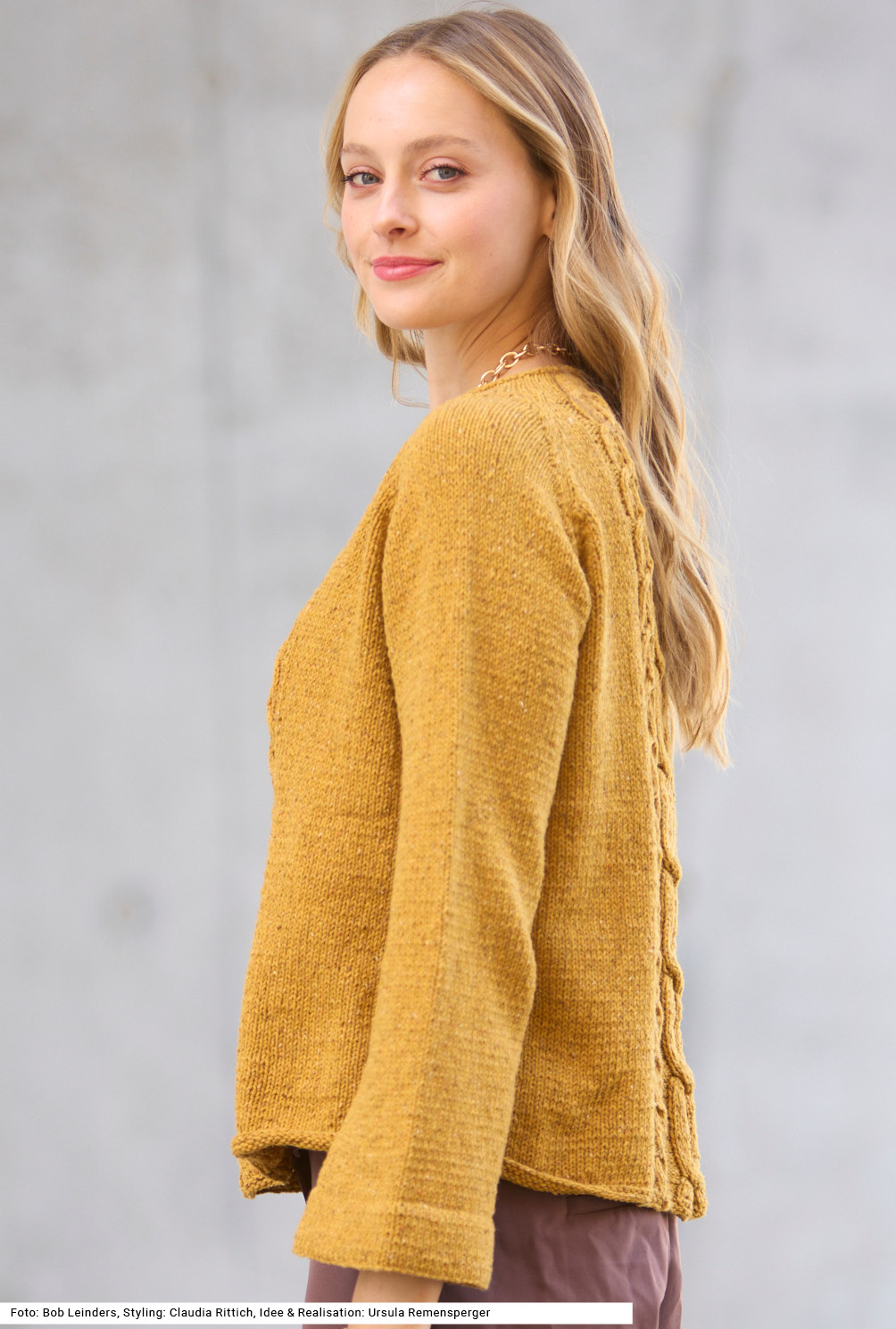 Modellansicht Bild 3: Raglanpullover mit Zopfmuster